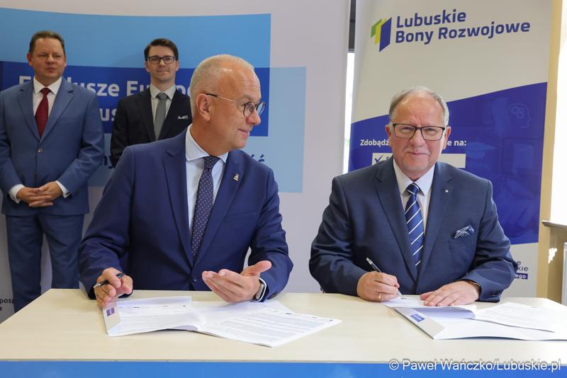 Uczestnicy konferencji prasowej, podczas której podpisano umowę o dofinansowanie projektu pod nazwą „Lubuskie Bony Rozwojowe”