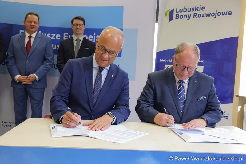 Uczestnicy konferencji prasowej, podczas której podpisano umowę o dofinansowanie projektu pod nazwą „Lubuskie Bony Rozwojowe”