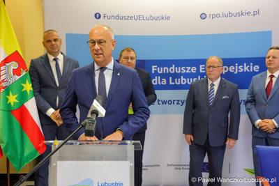 Marszałek Województwa Lubuskiego Marcin Jabłoński przemawia podczas konferencji prasowej, podczas której podpisano umowę o dofinansowanie projektu pod nazwą „Lubuskie Bony Rozwojowe”