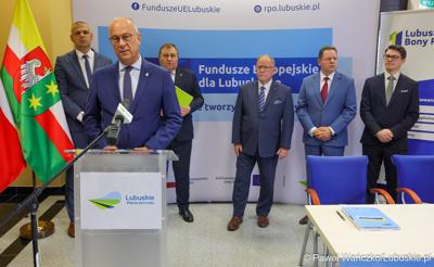 Marszałek Województwa Lubuskiego Marcin Jabłoński przemawia podczas konferencji prasowej, podczas której podpisano umowę o dofinansowanie projektu pod nazwą „Lubuskie Bony Rozwojowe”
