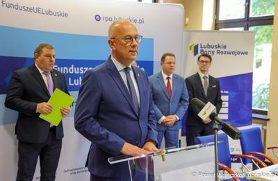 Marszałek Województwa Lubuskiego Marcin Jabłoński przemawia podczas konferencji prasowej, podczas której podpisano umowę o dofinansowanie projektu pod nazwą „Lubuskie Bony Rozwojowe”