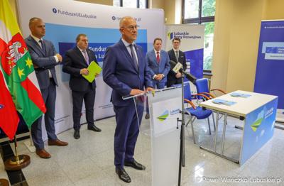 Marszałek Województwa Lubuskiego Marcin Jabłoński przemawia podczas konferencji prasowej, podczas której podpisano umowę o dofinansowanie projektu pod nazwą „Lubuskie Bony Rozwojowe”