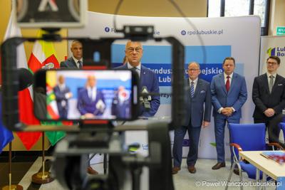 Uczestnicy konferencji prasowej, podczas której podpisano umowę o dofinansowanie projektu pod nazwą „Lubuskie Bony Rozwojowe”