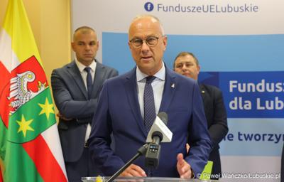 Marszałek Województwa Lubuskiego Marcin Jabłoński przemawia podczas konferencji prasowej, podczas której podpisano umowę o dofinansowanie projektu pod nazwą „Lubuskie Bony Rozwojowe”
