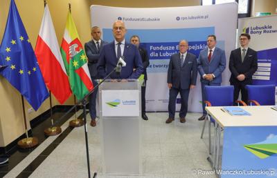 Marszałek Województwa Lubuskiego Marcin Jabłoński przemawia podczas konferencji prasowej, podczas której podpisano umowę o dofinansowanie projektu pod nazwą „Lubuskie Bony Rozwojowe”
