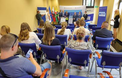 Uczestnicy konferencji prasowej, podczas której podpisano umowę o dofinansowanie projektu pod nazwą „Lubuskie Bony Rozwojowe”