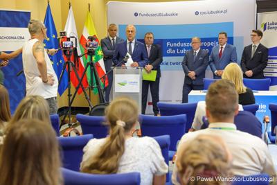 Uczestnicy konferencji prasowej, podczas której podpisano umowę o dofinansowanie projektu pod nazwą „Lubuskie Bony Rozwojowe”
