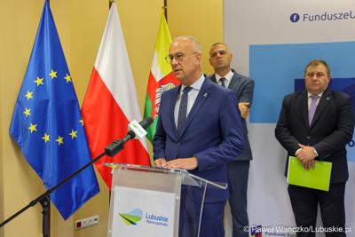 Marszałek Województwa Lubuskiego Marcin Jabłoński przemawia podczas konferencji prasowej, podczas której podpisano umowę o dofinansowanie projektu pod nazwą „Lubuskie Bony Rozwojowe”