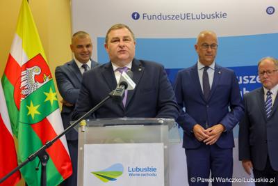 Uczestnicy konferencji prasowej, podczas której podpisano umowę o dofinansowanie projektu pod nazwą „Lubuskie Bony Rozwojowe”