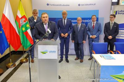 Uczestnicy konferencji prasowej, podczas której podpisano umowę o dofinansowanie projektu pod nazwą „Lubuskie Bony Rozwojowe”