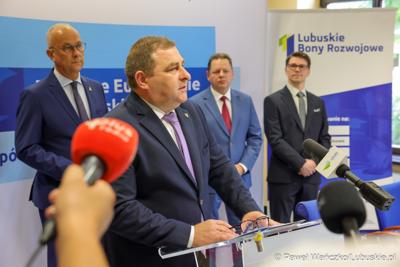 Wicemarszałek Województwa Lubuskiego Grzegorz Potęga przemawia podczas konferencji prasowej, podczas której podpisano umowę o dofinansowanie projektu pod nazwą „Lubuskie Bony Rozwojowe”