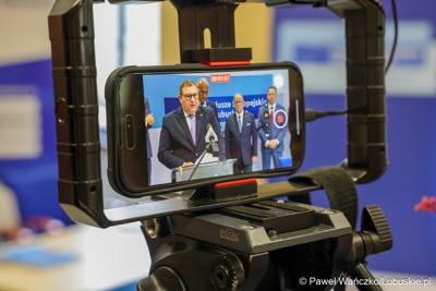 Uczestnicy konferencji prasowej, podczas której podpisano umowę o dofinansowanie projektu pod nazwą „Lubuskie Bony Rozwojowe”