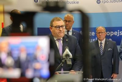 Uczestnicy konferencji prasowej, podczas której podpisano umowę o dofinansowanie projektu pod nazwą „Lubuskie Bony Rozwojowe”