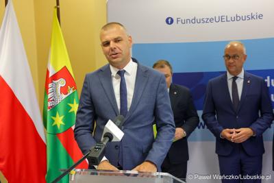 Uczestnicy konferencji prasowej, podczas której podpisano umowę o dofinansowanie projektu pod nazwą „Lubuskie Bony Rozwojowe”