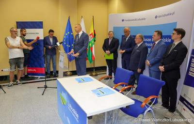 Uczestnicy konferencji prasowej, podczas której podpisano umowę o dofinansowanie projektu pod nazwą „Lubuskie Bony Rozwojowe”