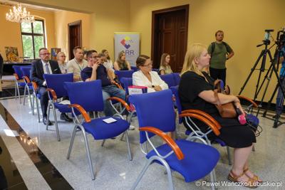 Uczestnicy konferencji prasowej, podczas której podpisano umowę o dofinansowanie projektu pod nazwą „Lubuskie Bony Rozwojowe”