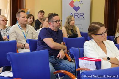 Uczestnicy konferencji prasowej, podczas której podpisano umowę o dofinansowanie projektu pod nazwą „Lubuskie Bony Rozwojowe”