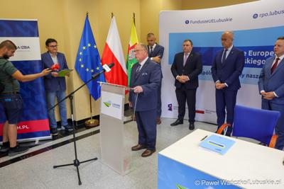 Uczestnicy konferencji prasowej, podczas której podpisano umowę o dofinansowanie projektu pod nazwą „Lubuskie Bony Rozwojowe”