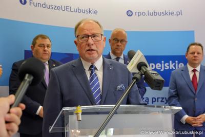 Uczestnicy konferencji prasowej, podczas której podpisano umowę o dofinansowanie projektu pod nazwą „Lubuskie Bony Rozwojowe”