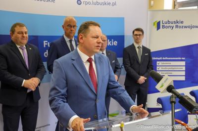 Uczestnicy konferencji prasowej, podczas której podpisano umowę o dofinansowanie projektu pod nazwą „Lubuskie Bony Rozwojowe”