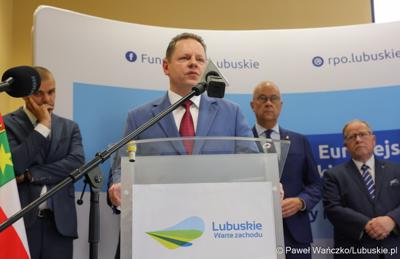 Uczestnicy konferencji prasowej, podczas której podpisano umowę o dofinansowanie projektu pod nazwą „Lubuskie Bony Rozwojowe”