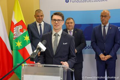 Uczestnicy konferencji prasowej, podczas której podpisano umowę o dofinansowanie projektu pod nazwą „Lubuskie Bony Rozwojowe”