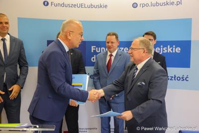 Uczestnicy konferencji prasowej, podczas której podpisano umowę o dofinansowanie projektu pod nazwą „Lubuskie Bony Rozwojowe”