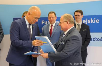 Uczestnicy konferencji prasowej, podczas której podpisano umowę o dofinansowanie projektu pod nazwą „Lubuskie Bony Rozwojowe”