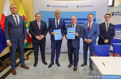 Uczestnicy konferencji prasowej, podczas której podpisano umowę o dofinansowanie projektu pod nazwą „Lubuskie Bony Rozwojowe”