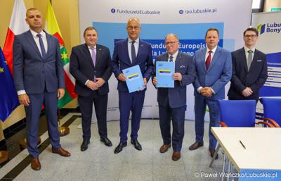Uczestnicy konferencji prasowej, podczas której podpisano umowę o dofinansowanie projektu pod nazwą „Lubuskie Bony Rozwojowe”