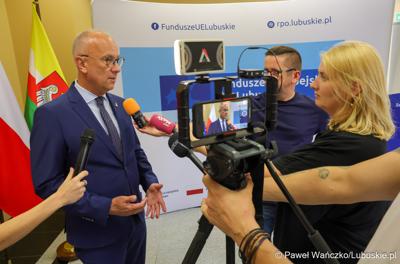 Uczestnicy konferencji prasowej, podczas której podpisano umowę o dofinansowanie projektu pod nazwą „Lubuskie Bony Rozwojowe”