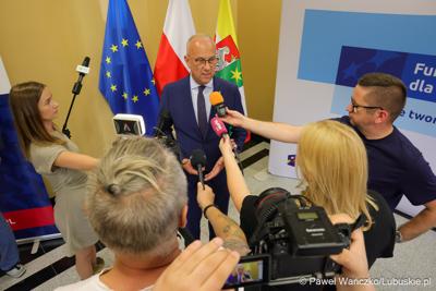Marszałek Województwa Lubuskiego Marcin Jabłoński udziela wywiadu mediom po konferencji prasowej, podczas której podpisano umowę o dofinansowanie projektu pod nazwą „Lubuskie Bony Rozwojowe”