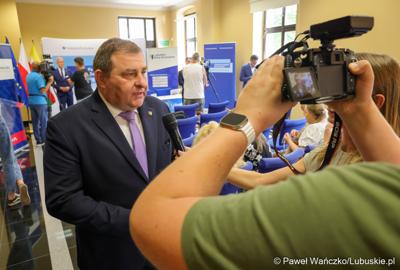 Wicemarszałek Województwa Lubuskiego Grzegorz Potęga udziela wywiadu mediom po konferencji prasowej, podczas której podpisano umowę o dofinansowanie projektu pod nazwą „Lubuskie Bony Rozwojowe”