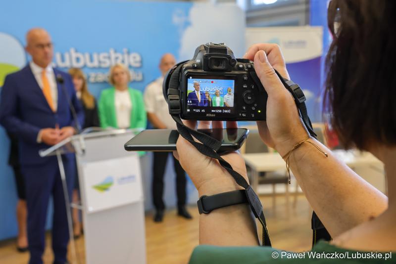 Konferencja prasowa, podczas której podpisano umowy na dofinansowanie projektów współfinansowanych ze środków Europejskiego Funduszu Rozwoju Regionalnego w ramach Programu Fundusze Europejskie dla Lubuskiego 2021-2027.