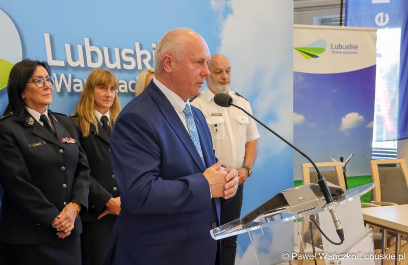 Członek Zarządu Województwa Lubuskiego Zbigniew Kołodziej przemawia podczas konferencji prasowej, podczas której podpisano umowy na dofinansowanie projektów współfinansowanych ze środków Europejskiego Funduszu Rozwoju Regionalnego w ramach Programu Fundusze Europejskie dla Lubuskiego 2021-2027.