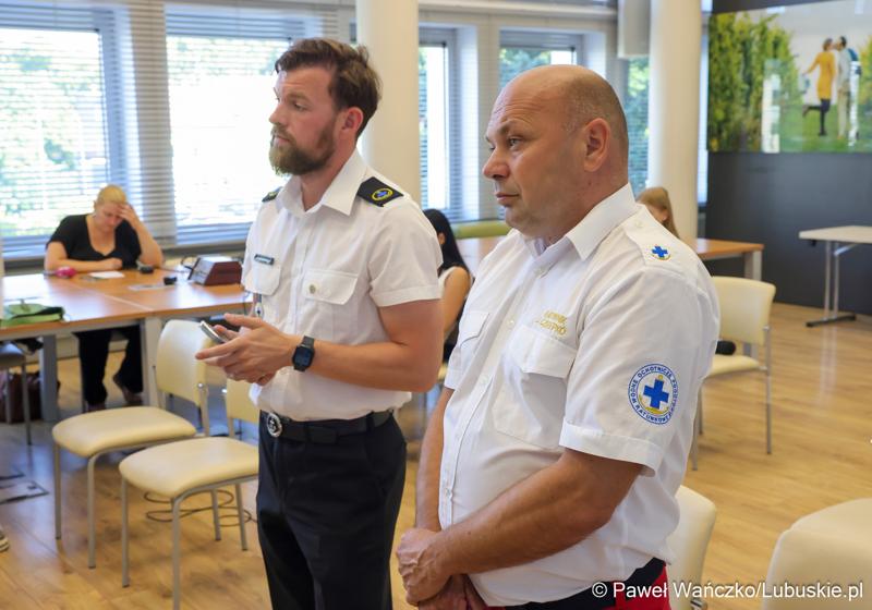 Uczestnicy konferencji prasowej, podczas której podpisano umowy na dofinansowanie projektów współfinansowanych ze środków Europejskiego Funduszu Rozwoju Regionalnego w ramach Programu Fundusze Europejskie dla Lubuskiego 2021-2027.