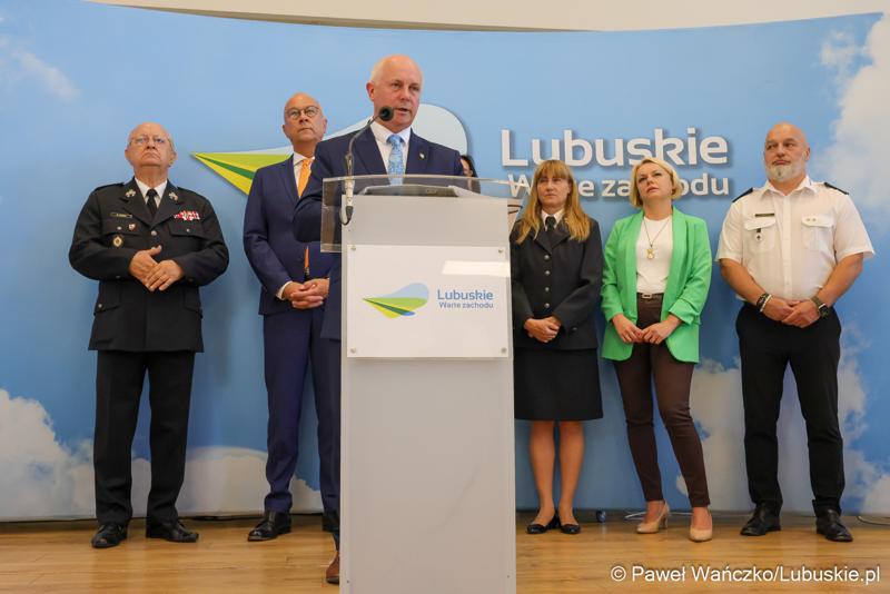 Członek Zarządu Województwa Lubuskiego Zbigniew Kołodziej przemawia podczas konferencji prasowej, podczas której podpisano umowy na dofinansowanie projektów współfinansowanych ze środków Europejskiego Funduszu Rozwoju Regionalnego w ramach Programu Fundusze Europejskie dla Lubuskiego 2021-2027.