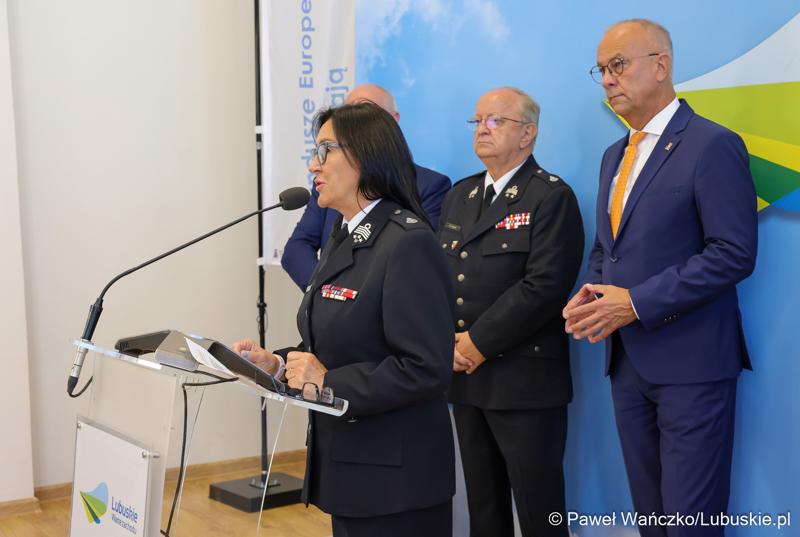 Elżbieta Polak - Dyrektor Biura Oddziału Wojewódzkiego Związku Ochotniczych Straży Pożarnych RP WL w Zielonej Górze przemawia podczas konferencji prasowej, podczas której podpisano umowy na dofinansowanie projektów współfinansowanych ze środków Europejskiego Funduszu Rozwoju Regionalnego w ramach Programu Fundusze Europejskie dla Lubuskiego 2021-2027.