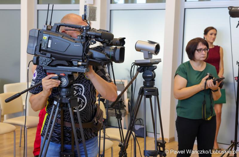 Dziennikarze na konferencji prasowej, podczas której podpisano umowy na dofinansowanie projektów współfinansowanych ze środków Europejskiego Funduszu Rozwoju Regionalnego w ramach Programu Fundusze Europejskie dla Lubuskiego 2021-2027.