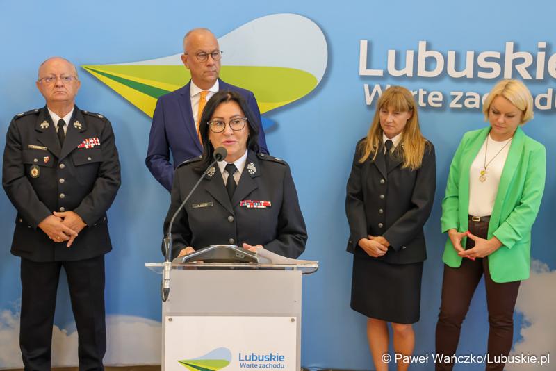 Elżbieta Polak - Dyrektor Biura Oddziału Wojewódzkiego Związku Ochotniczych Straży Pożarnych RP WL w Zielonej Górze przemawia podczas konferencji prasowej, podczas której podpisano umowy na dofinansowanie projektów współfinansowanych ze środków Europejskiego Funduszu Rozwoju Regionalnego w ramach Programu Fundusze Europejskie dla Lubuskiego 2021-2027.