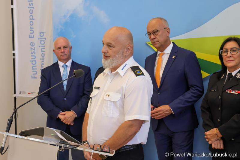 Robert Fredrych - Prezes Wodnego Ochotniczego Pogotowania Ratunkowego Województwa Lubuskiego przemawia na konferencji prasowej, podczas której podpisano umowy na dofinansowanie projektów współfinansowanych ze środków Europejskiego Funduszu Rozwoju Regionalnego w ramach Programu Fundusze Europejskie dla Lubuskiego 2021-2027.