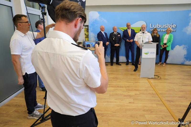 Uczestnicy konferencji prasowej, podczas której podpisano umowy na dofinansowanie projektów współfinansowanych ze środków Europejskiego Funduszu Rozwoju Regionalnego w ramach Programu Fundusze Europejskie dla Lubuskiego 2021-2027.
