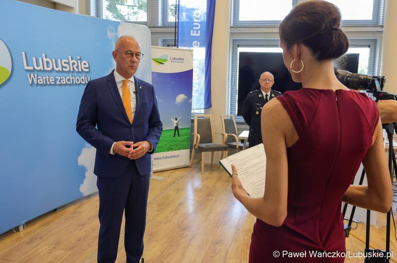 Marszałek Marcin Jabłoński udziela wywiadu po konferencji prasowej