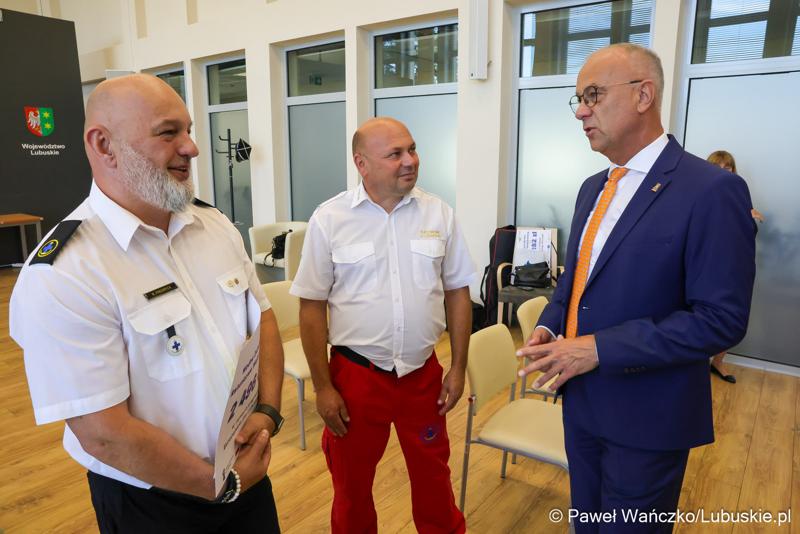 Marszałek Marcin Jabłoński rozmawia z przedstawicielami Wodnego Ochotniczego Pogotowia Ratunkowego Województwa Lubuskiego