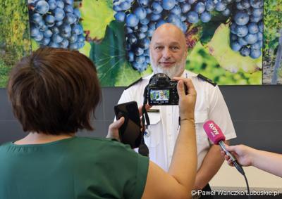 Robert Fredrych - Prezes Wodnego Ochotniczego Pogotowania Ratunkowego Województwa Lubuskiego udziela wywiadu mediom 
