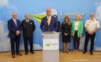 Marszałek Marcin Jabłoński przemawia podczas konferencji prasowej, podczas której podpisano umowy na dofinansowanie projektów współfinansowanych ze środków Europejskiego Funduszu Rozwoju Regionalnego w ramach Programu Fundusze Europejskie dla Lubuskiego 2021-2027.
