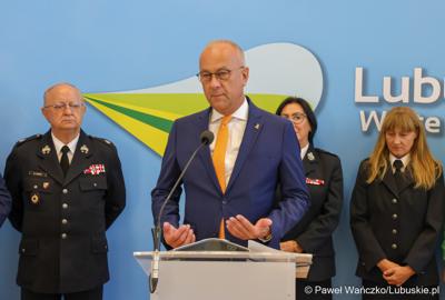 Marszałek Marcin Jabłoński przemawia podczas konferencji prasowej, podczas której podpisano umowy na dofinansowanie projektów współfinansowanych ze środków Europejskiego Funduszu Rozwoju Regionalnego w ramach Programu Fundusze Europejskie dla Lubuskiego 2021-2027.