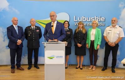 Marszałek Marcin Jabłoński przemawia podczas konferencji prasowej, podczas której podpisano umowy na dofinansowanie projektów współfinansowanych ze środków Europejskiego Funduszu Rozwoju Regionalnego w ramach Programu Fundusze Europejskie dla Lubuskiego 2021-2027.