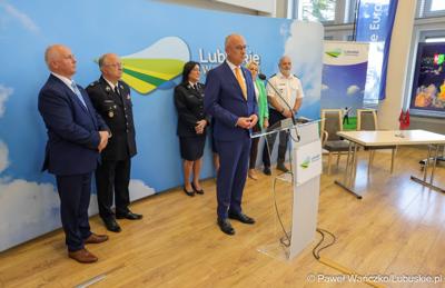 Marszałek Marcin Jabłoński przemawia podczas konferencji prasowej, podczas której podpisano umowy na dofinansowanie projektów współfinansowanych ze środków Europejskiego Funduszu Rozwoju Regionalnego w ramach Programu Fundusze Europejskie dla Lubuskiego 2021-2027.