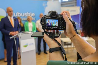 Konferencja prasowa, podczas której podpisano umowy na dofinansowanie projektów współfinansowanych ze środków Europejskiego Funduszu Rozwoju Regionalnego w ramach Programu Fundusze Europejskie dla Lubuskiego 2021-2027.